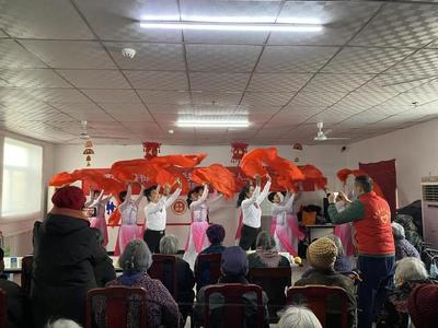 青春暖夕陽(yáng)，志愿?jìng)鳒厍椤仪f共青團(tuán)組織青年志愿者開(kāi)展“寸草心”愛(ài)老敬老活動(dòng)
