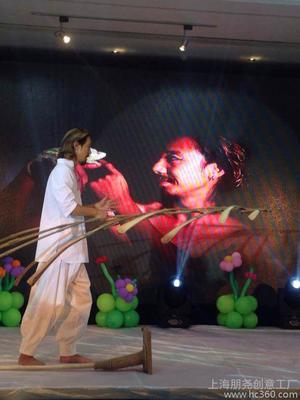 羽毛平衡術(shù) 驚艷企業(yè)慶典的藝術(shù)表演，盡在上海朋堯創(chuàng)意工廠